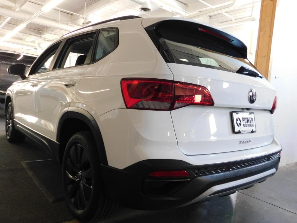 Photo 2 of 2022 Volkswagen Taos S